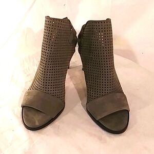 🔥NWOT Vince Perforated Grey Suede Slingback Heels